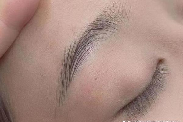 面相学揭秘：断眉的命运象征与人生启示