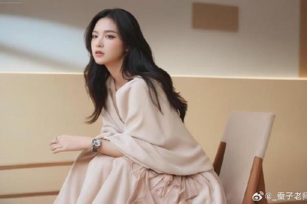 女命合杀留官的深意与探讨：命理中的女性魅力与权力之道