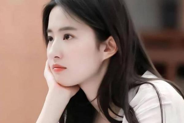 刘亦菲的命格解析：35岁属什么，星辰与命运的交织