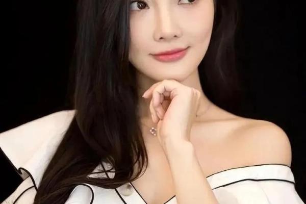 女生前额右侧有旋的命运解析：揭示命运与个性的神秘联系