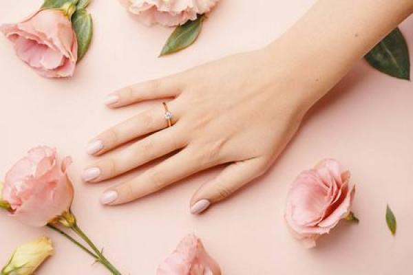手指的美丽与命运的奥秘：女孩子又该如何看待自己的手？