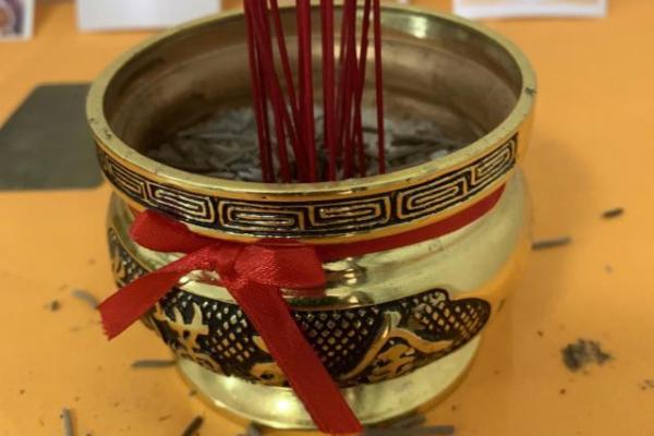 命里带香火与碑王：探秘传统文化中的命运与信仰交织之道