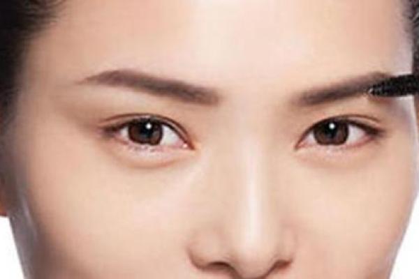 女人有八字眉的命运解析：隐藏的财富与性格特征