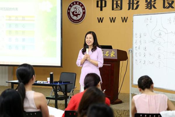 石榴木命格的魅力与人生启示：探寻内心的智慧与成长之路