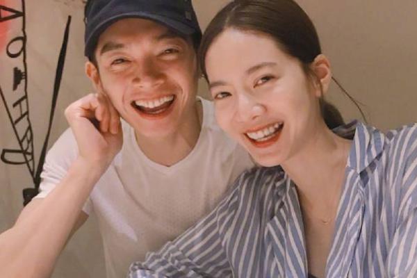 女命晚婚命理特征解析：揭示你的人生选择与幸福归宿