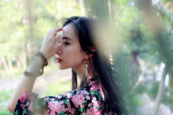 农历20日出生女孩命详解：她的性格与未来风向表！