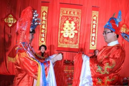命理分析:如何通过赠送物品巩固男女感情