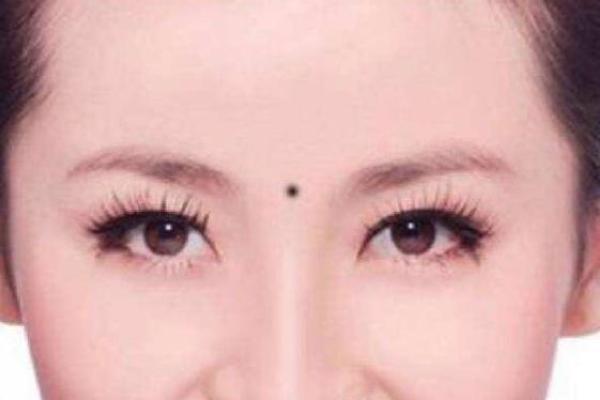 女人脚背有痣的命运解析：神秘符号背后的生命寓意