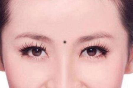 女人脚背有痣的命运解析：神秘符号背后的生命寓意
