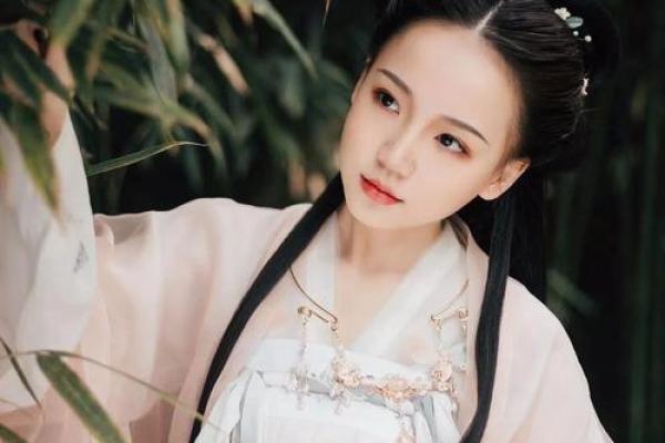 女生撒娇的命理解析：如何用命理看待女性的魅力与情感表达