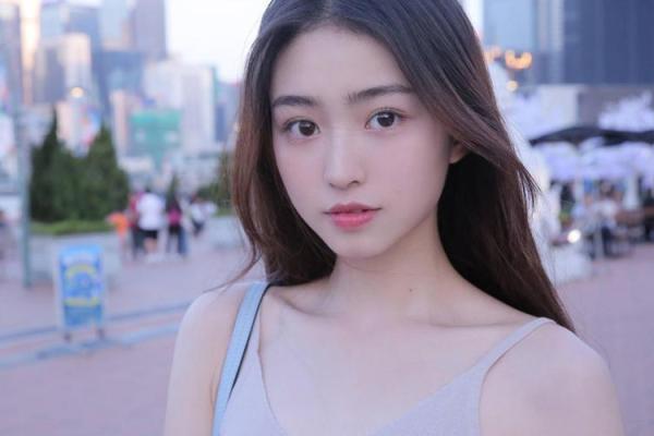 探秘女人身长腿短的命运密码：美丽与智慧共存的真相