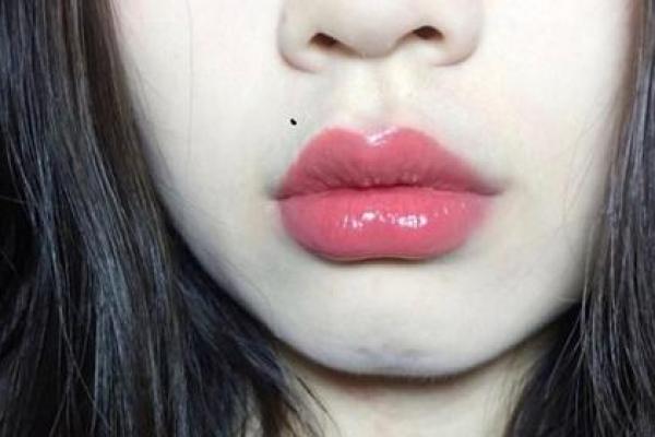 女生嘴巴上的痣：揭示她们命运的神秘象征与解读