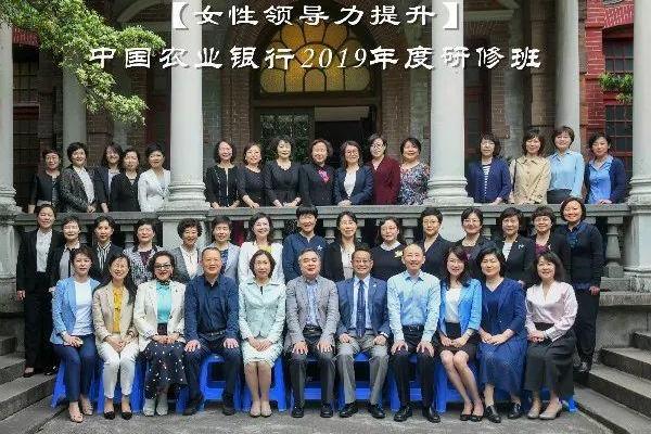 女性花姐命：探秘女性命格中花的魅力与智慧