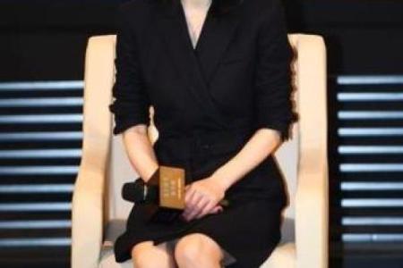 女孩抱腿坐姿与性格命运的深层解读