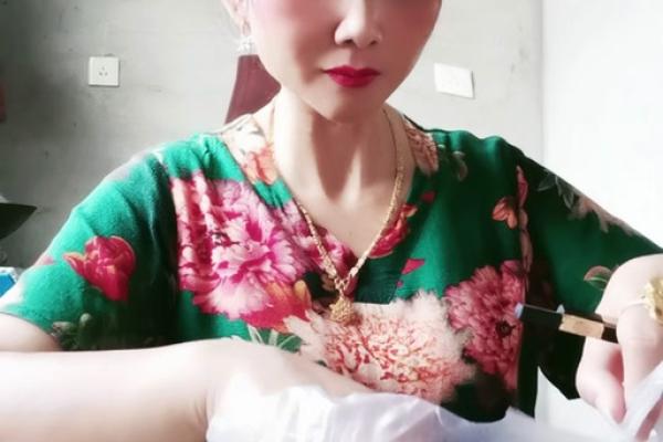 女人脸上长疣的命运解析：与美丽无关的真实故事