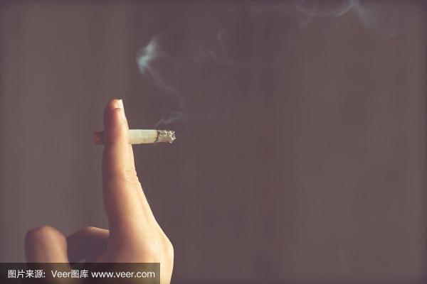 女生嗜烟如命：烟雾中的迷人与无奈
