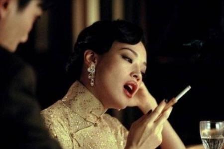女生嗜烟如命：烟雾中的迷人与无奈