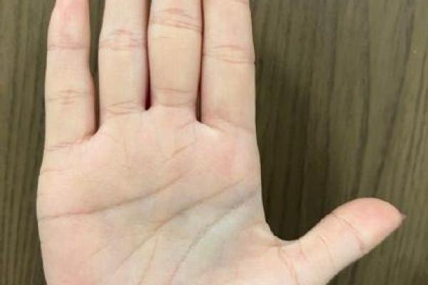 女生左手川字纹的命运解析：揭开你心中的秘密