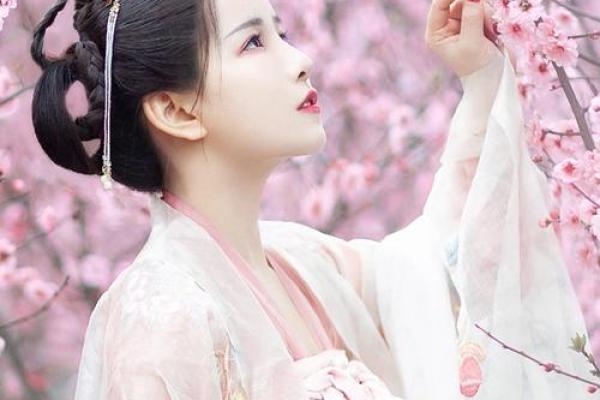 命里犯七煞桃花的人，如何巧妙选择首饰化解情感困扰？