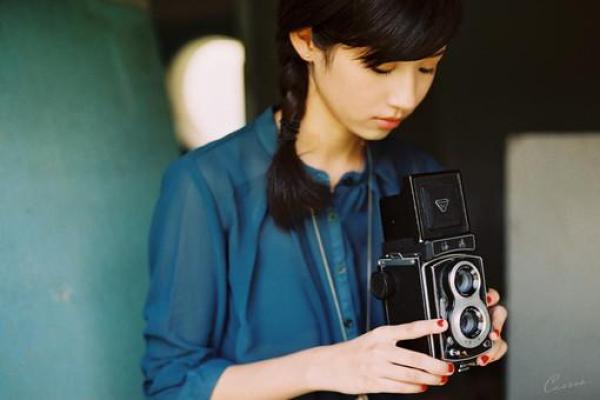 女孩丑时生：命运与美丽的交错之旅