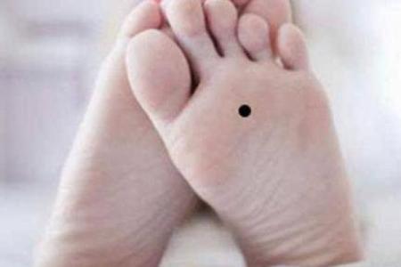 男人右脚脚底一颗痣的命运解析:暗示财富与健康的象征!
