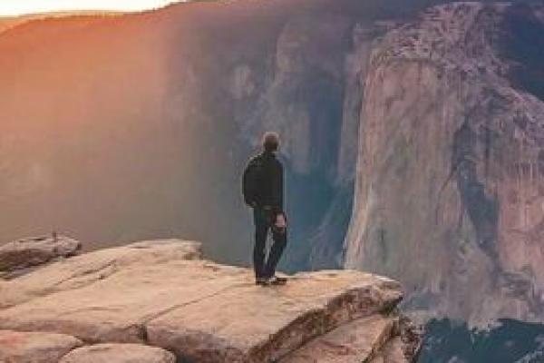 霹雳火命：火焰中绽放的命格与人生旅程