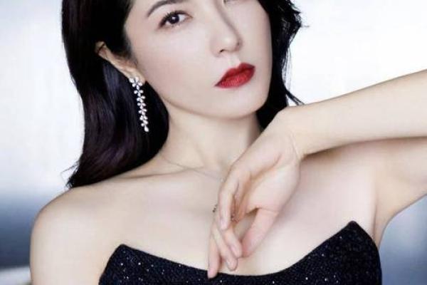 女士颧骨高：你的面相与命运的秘密解析
