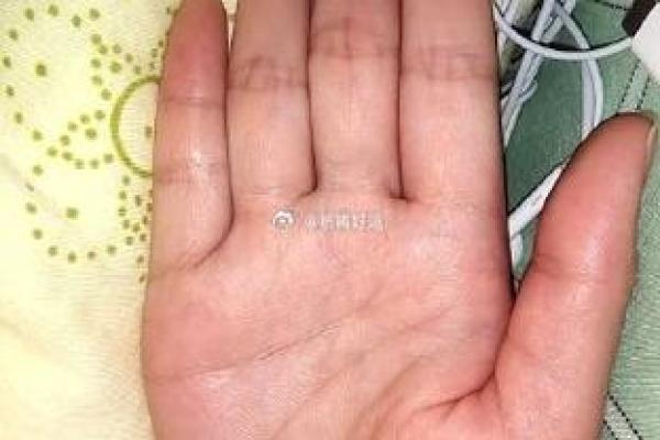 揭秘女人右手川字纹的命运密码：你有吗？