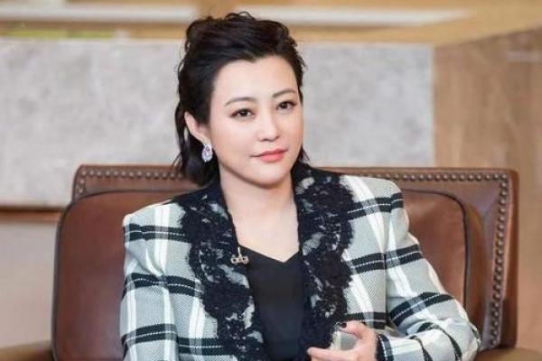 探寻女命贵妇人的内涵：智慧与优雅的完美结合