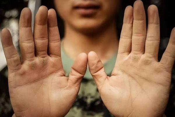 女人手上两个螺的命运解读与生活智慧
