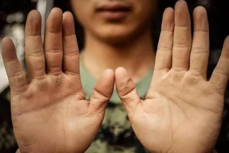 女人手上两个螺的命运解读与生活智慧
