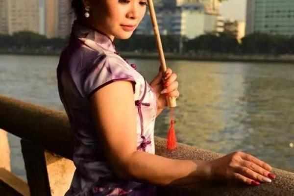 探秘女性上身丰满的命运：从身形看人生的奥秘与智慧