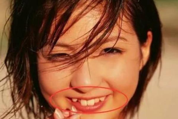 两牙之间有缝的女人与命运的故事