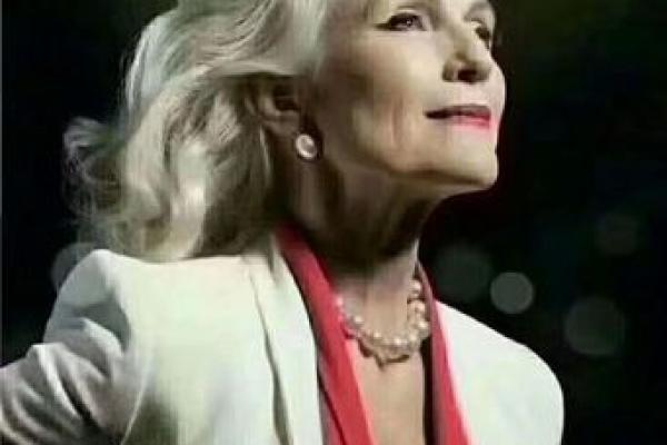 揭秘女人兰花命的内涵与象征：优雅与力量的结合