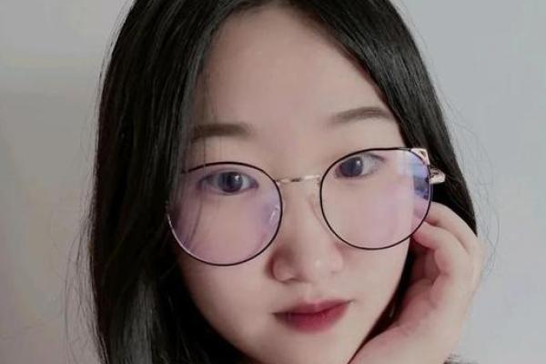 脸小女生的命运之谜：天生的优势与深藏的智慧