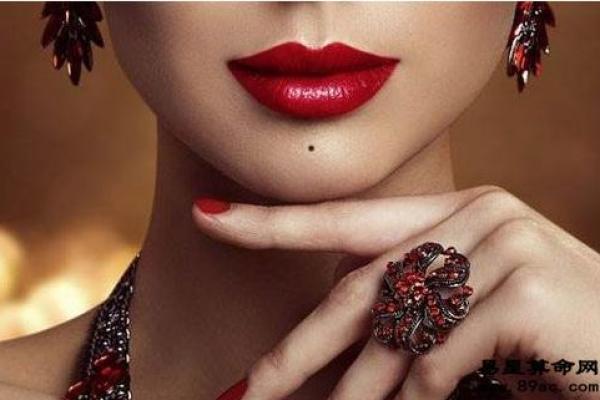 女人身上长红痣的命理解析：它预示着怎样的情感与财富？