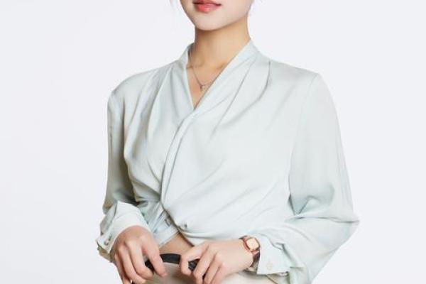 云女孩：穿梭于梦想与现实之间的灵性人生