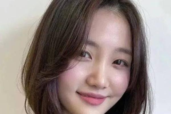 头发厚重的女孩：命运与气质的独特魅力